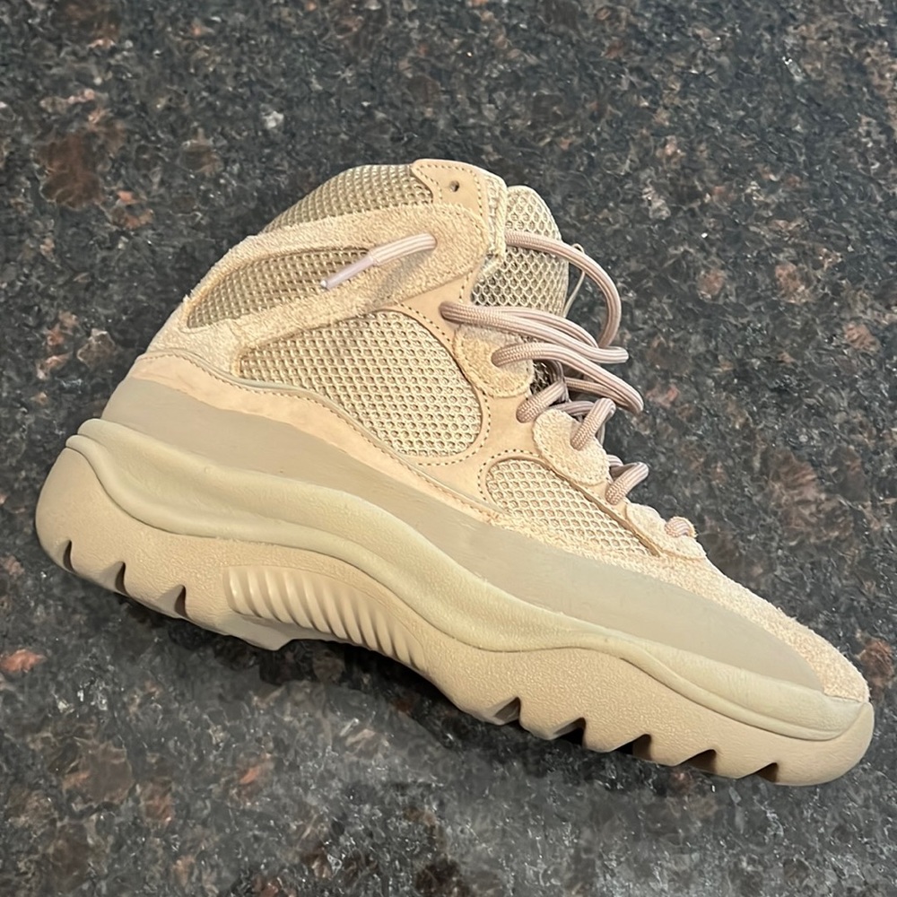 Yeezy DSRT BT Rock/rock/rock size 9